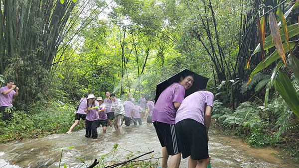 陳楷如：觀戰(zhàn)！“濕身”快樂！.jpg